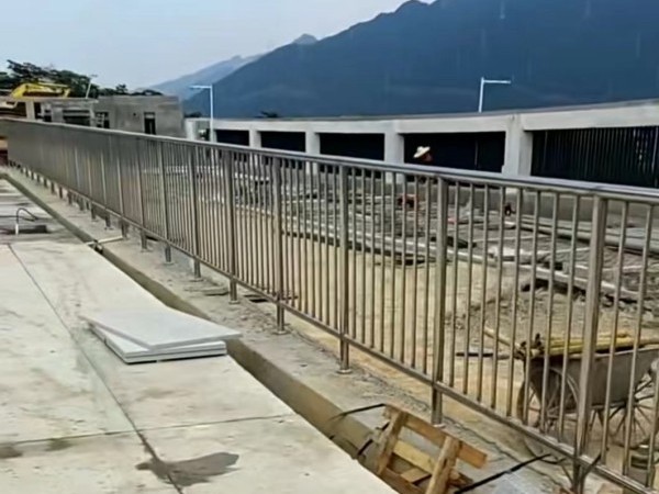 喜師傅不銹鋼防護欄助力肇慶洪智達項目