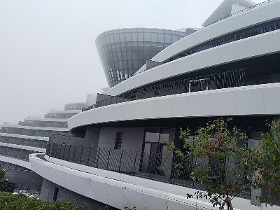 喜師傅不銹鋼護欄廠家案例：海濱建筑的安全美學擔當