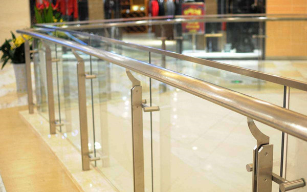 陽臺不銹鋼玻璃護(hù)欄怎樣安裝才安全？