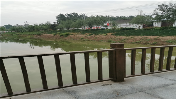 不銹鋼護(hù)欄經(jīng)常淋雨就一定會(huì)生銹嗎？